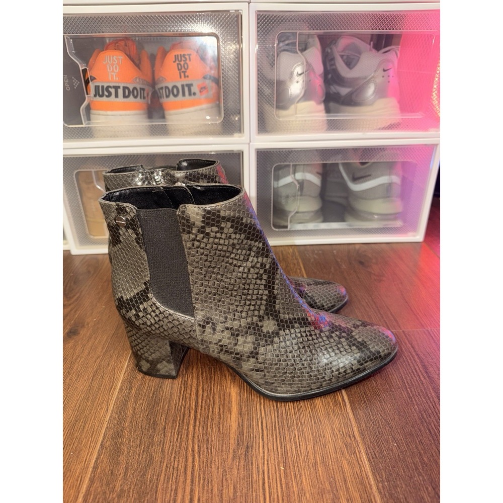 Calvin Klein Fiona Chelsea booties